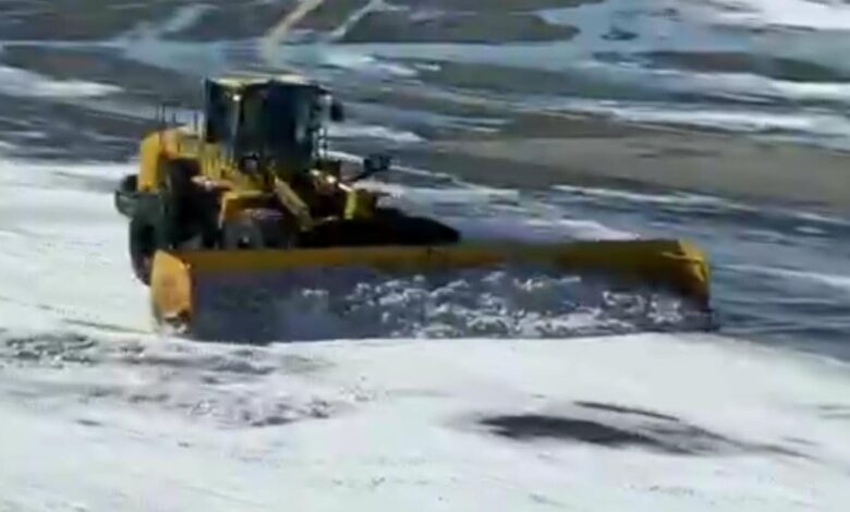 Airport crews working nonstop to get planes moving after massive snowstorm