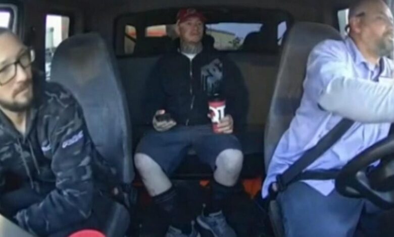 Moving crew helps rescue abducted toddler by blocking truck