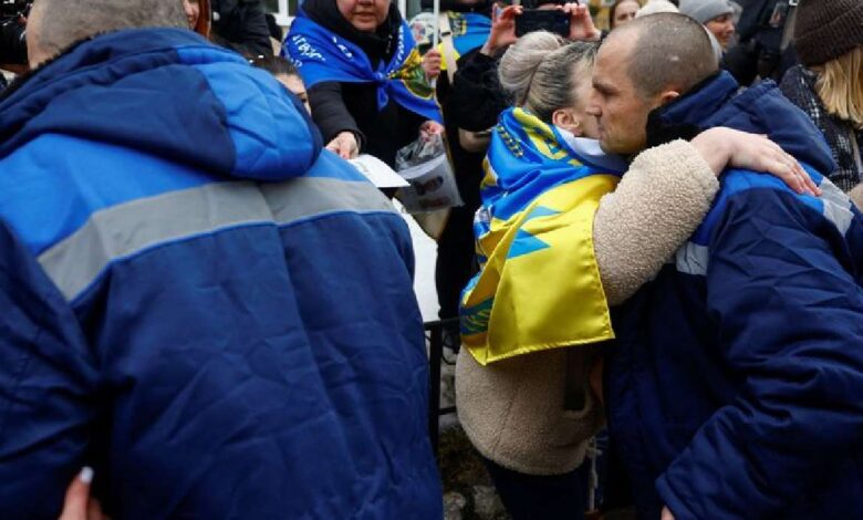 Zelenskyy visits eastern front as Ukraine and Russia exchange POWs