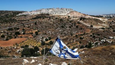 مستوطنون يحتلون مسجداً ويبثون منه أغنيات عبرية