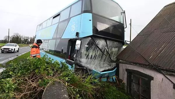 الطرق مغلقة والآلاف بدون كهرباء.. العاصفة دارا تضرب بريطانيا| صور