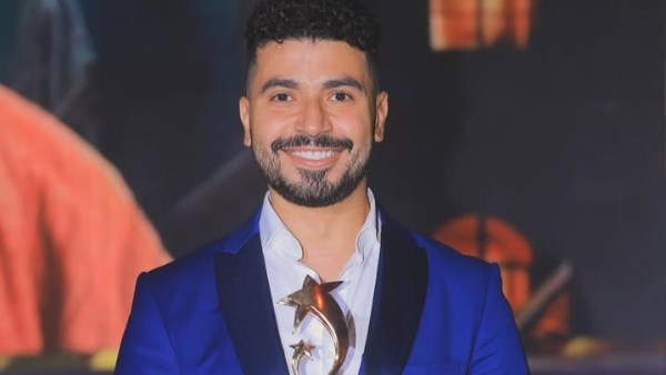 محمد أنور يفاجئ الجمهور بتيشيرت الأهلي على ريد كاربت بمهرجان The best