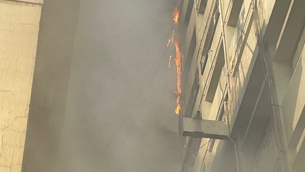 مصدر أمني يكشف تفاصيل حريق سنترال رمسيس: النيران اندلعت في الطابق السابع واحتجاز موظفين داخل المبنى 1 1742708862492202507070713321332