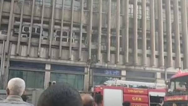 6 سيارات إطفاء وسلالم هيدروليكية.. جهود مكثفة للسيطرة على حريق سنترال رمسيس بوسط القاهرة 1 1742708862492202507070719201920