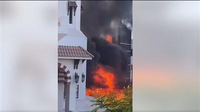 حريق يلتهم مبنى &Quot;دبي مول&Quot; بمدينة الشيخ زايد.. والحماية المدنية تتدخل لمحاصرة النيران 1 1752247202 937