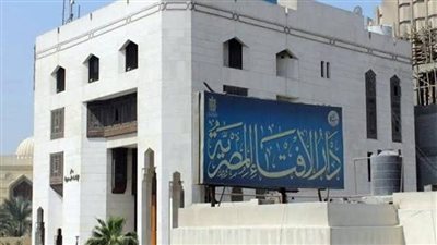 ما كيفية المساواة في الصف بين المصلي قائمًا والجالس على الكرسي؟.. الإفتاء تجيب 1 1752446404 983
