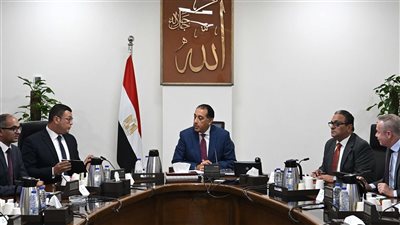 رئيس الوزراء يتابع إجراءات تنفيذ الخطة الاستراتيجية لتحلية مياه البحر 1 1752592202 209