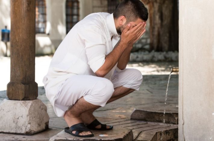 هل يبطل الوضوء بسبب بقايا الدهان على يد عامل النقاشة؟.. الإفتاء تجيب 1 253