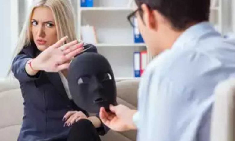 «مينفعش تلومه بشكل مباشر».. خبيرة تكشف طريقة التعامل مع المدير المؤذي 1 2548375 0