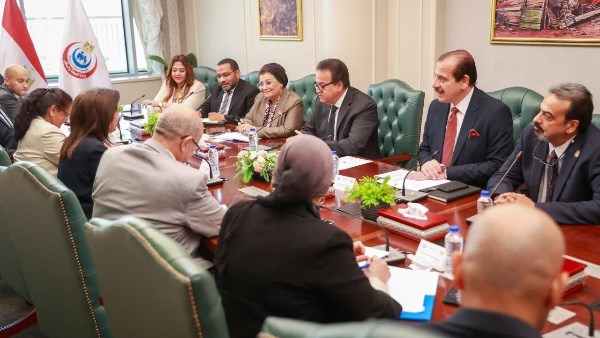 لتعزيز التعاون الصحي وصناعة الأدوية .. وزير الصحة يجمتع مع المدير التنفيذي لمنظمة الصحة العالمية - موقع مصر اليوم الإخباري 1 28381618232610202507090220492049