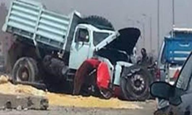 انقلاب سيارة نقل محملة بالزلط يعطل الحركة على الدائري الأوسطي 1 302