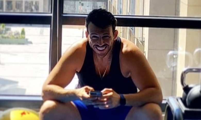 رامي رضوان معلقا علي صورته المثيرة للجدل: الست Dua Lipa هتورطنا 1 329