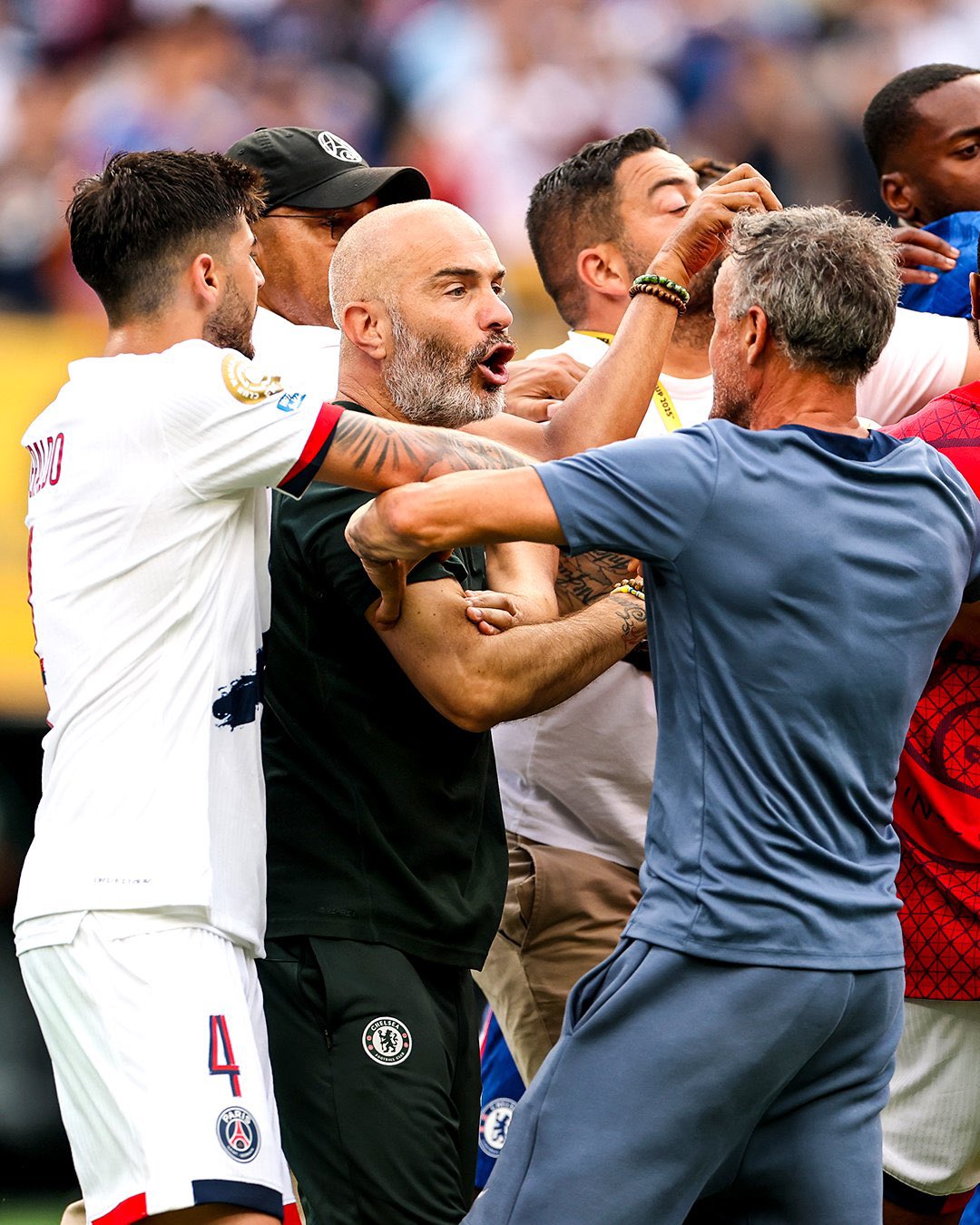 لويس إنريكي مدرب باريس سان جيرمان يفقد أعصابة على جواو بيدرو لاعب تشيلسي بعد خسارة كأس العالم للأندية 2 544