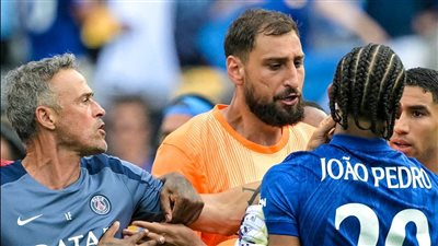 لويس إنريكي مدرب باريس سان جيرمان يفقد أعصابة على جواو بيدرو لاعب تشيلسي بعد خسارة كأس العالم للأندية 1 545