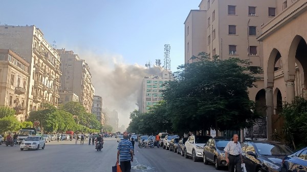 الأدخنة تتصاعد من كل مكان| شاهد.. حريق هائل في مبنى سنترال رمسيس 1 776150159032220250707060020020
