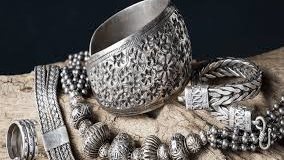 الفضة ترتفع عالميًا ومحليًا بدعم من ضعف الدولار وترقّب محضر الفيدرالي 6 1758574096 115