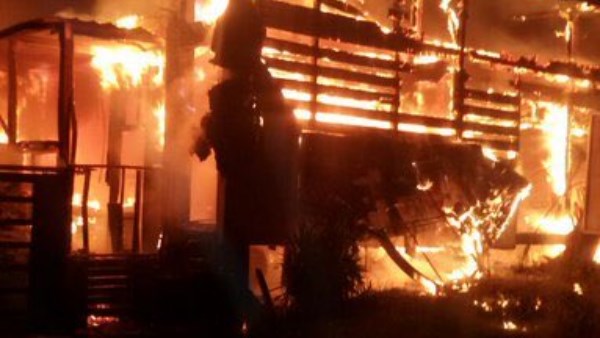 متطرفون يحاولون حرق منزل فضل شاكر في مخيم عين الحلوة 1 7631966962699202509110332313231