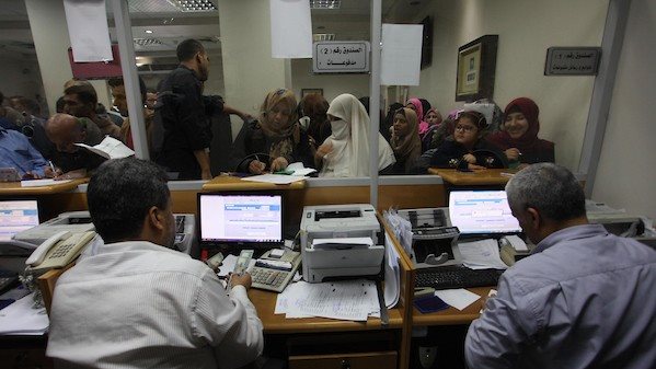 غرامة وحبس 6 أشهر.. عقوبة امتناع موظف عام عن العمل 1 808