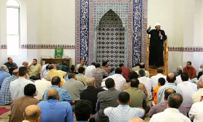 هل يجوز للإمام أداء صلاة الجمعة 3 مرات بمصلين مختلفين لضيق المكان 1 843