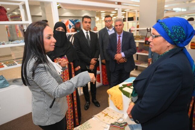 وزيرة التضامن تتفقد جناح معرض «ديارنا» للحرف اليدوية والتراثية بمطار شرم الشيخ 1 elaosboa67019 1