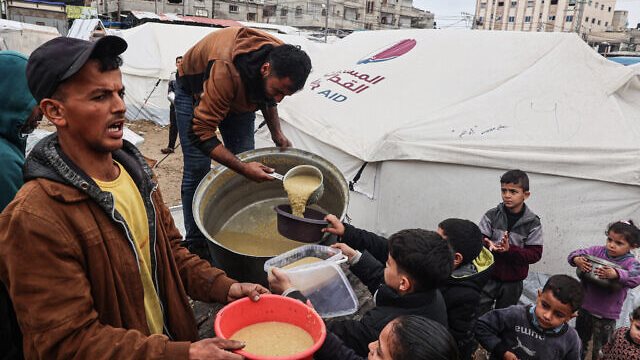 غزة غرقت ومفيش معدات للتعامل مع الأمطار.. فيديو 1 1763251118 644