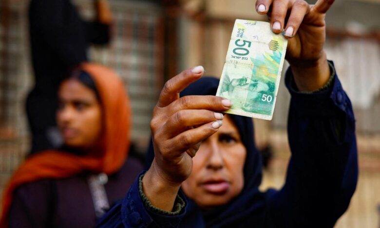 أمامها طوابير طويلة.. بنوك غزة تفتح أبوابها من دون سيولة نقدية 1 2025 10 31T062433Z 700200872 RC2AKHA99V60 RTRMADP 3 ISRAEL PALESTINIANS GAZA MONEY