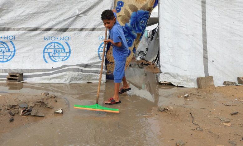 غرق خيام النازحين.. "حماس" تطالب المجتمع الدولي بتحمل مسؤولياته في غزة 1 2025 11 14T093901Z 1329881734 RC27WHAE2O5D RTRMADP 3 ISRAEL PALESTINIANS GAZA