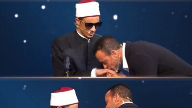 مصطفى حسني يقبل يد المتسابق محمد حسن في برنامج دولة التلاوة 5 610125206055120251115110645645