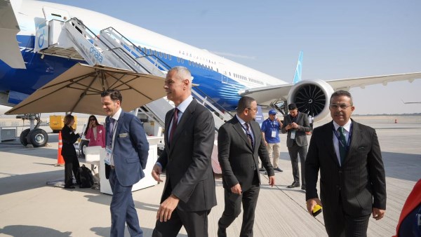 رئيس مصر للطيران يتفقد طائرة Boeing 777X بمعرض دبي للطيران 2025 1 623125206056120251119024003403