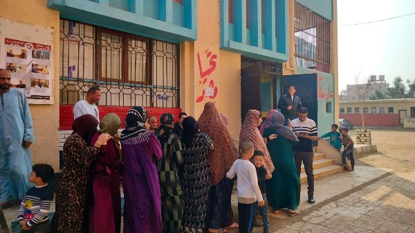 إقبال كبير من للسيدات.. انتظام التصويت في انتخابات النواب بلجان العياط| صور 1 688143433374820251111113706376