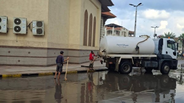بعد هطول الأمطار.. رفع تجمعات المياه بمدن وقرى دمياط 1 7123160596920251115090151151