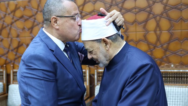 محافظ جنوب سيناء يشكر شيخ الأزهر ويبحث دور بيت الزكاة في دعم الأسر الأولى بالرعاية 1 7663982982202511190536433643