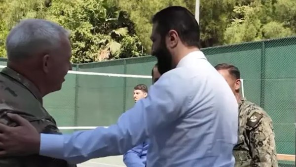 شاهد.. الرئيس السوري يلعب كرة السلة مع قائد القوات الدولية ضد «داعش» 1 7691773856806202511090255545554