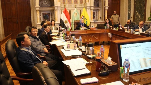 "بحوث الصحراء" يبحث مع وفد صيني تعزيز التعاون في مجال مكافحة التصحر 1 8351016650636202511260138293829