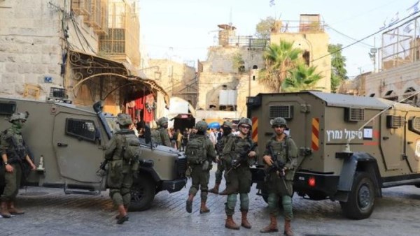 الاحتلال يحاصر شابين فلسطينيين .. ويغرق الحي بالرصاص 1 8351016650636202511270914101410