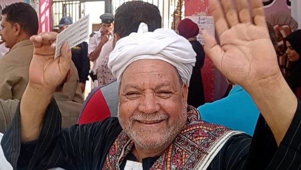 على أنغام تسلم الأيادي.. مسن يهتف تحيا مصر قبل إدلائه بصوته الانتخابي في الجيزة 1 864874869246202511100233343334