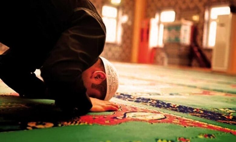 منا حكم قراءة الإمام آية فيها سجدة تلاوة في الصلاة السرية؟ .. الإفتاء تجيب 1 969