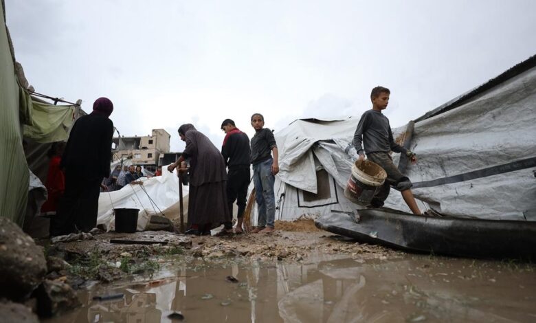 أوضاع مأساوية في غزة.. نازحون غارقون في خيامهم بسبب الأمطار 1 AA 20251114 39704365 39704361 GZ MNKHFD JWY YFQM MN LNZHYN WTHDHYRT MN NHYR LKHYM