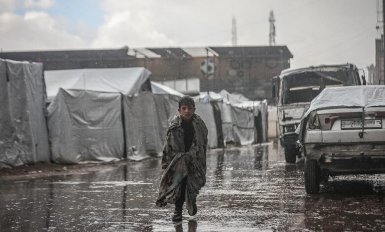 أغرقت الأمطار خيامهم.. المنخفض الجوي يفاقم معاناة 1.5 مليون نازح بغزة 1 GettyImages 2246086422