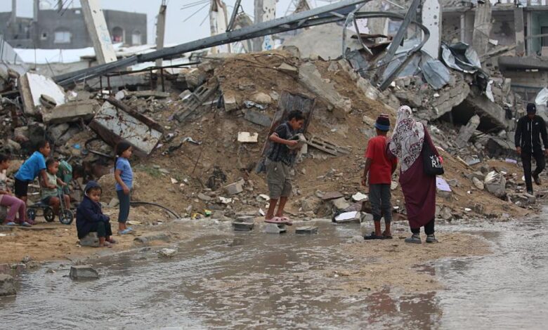 غارات إسرائيلية جديدة.. تأخر المساعدات يفاقم أوضاع أهالي غزة 1 GettyImages 2246136897