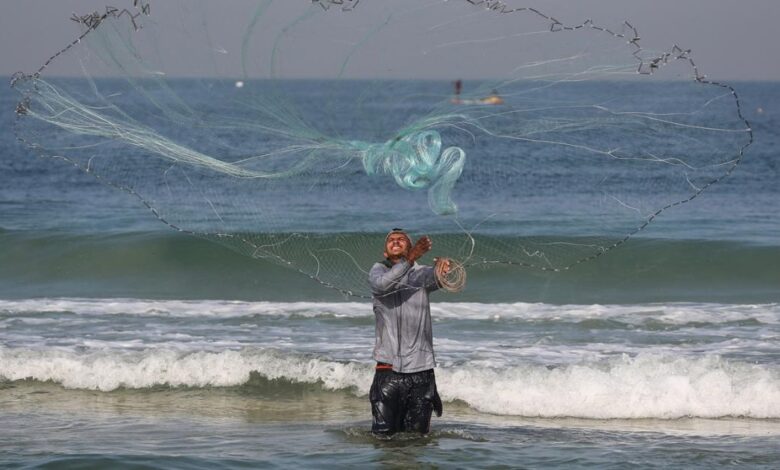 قطاع الصيد في غزة.. مراكب مدمرة وصيادون في مرمى نيران الاحتلال 1 GettyImages 2247038634
