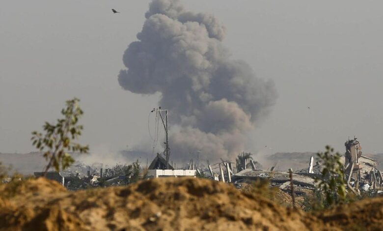 إسرائيل تكثف غاراتها.. قصف جوي ومدفعي على مدن في قطاع غزة 1 GettyImages 2247185937 0