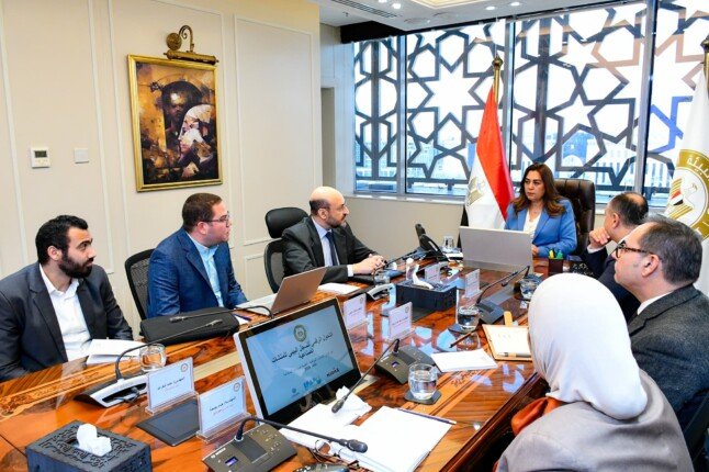 منال عوض تتابع مستجدات منظومة التحول الرقمي للسجل البيئي للمنشآت الصناعية 1 elaosboa27165