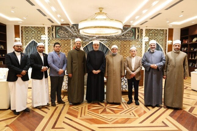 مفتي الجمهورية يبحث مع وفد المنظمة العالمية لخريجي الأزهر بتايلاند سبل التعاون المشترك 1 elaosboa50429