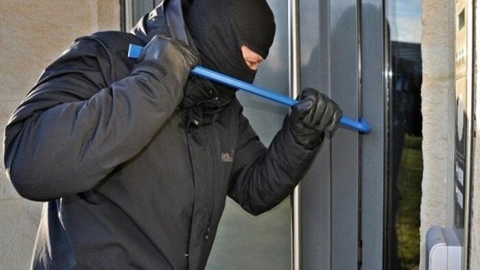 علاقة عاطفية تتحول لجريمة.. طالبة تساعد حبيبها على سرقة والدها بالوراق |تفاصيل 1 elaosboa86397