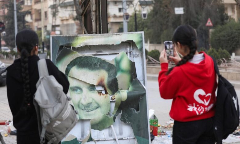 البحث عن الأحبة بين صور قيصر.. عندما فضح أكبر تسريب جرائم نظام الأسد 1 2024 12 08T081046Z 854694636 RC2UKBAG4LKC RTRMADP 3 SYRIA SECURITY