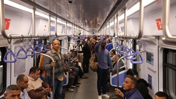 إقبال متزايد من المواطنين على محطات القطار الكهربائي الخفيف LRT اليوم 1 722213752872620251201093003303