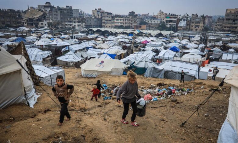 نار وبرد في غزة.. الاحتلال يواصل خرق الهدنة والمعاناة الإنسانية تشتد 1 AA 20251211 39953993 39953975 LLYWM LTHNY GRQ MYT KHYM LNZHYN BGZ THR MTR GZYR