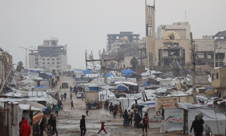 تحذيرات من كارثة إنسانية في غزة.. كيف يمكن إجبار الاحتلال على وقفها؟ 1 AA 20251211 39955610 39955588 PALESTINIANS STRUGGLE TO LIVE DURING SEVERE WEATHER CONDITIONS AMID IS