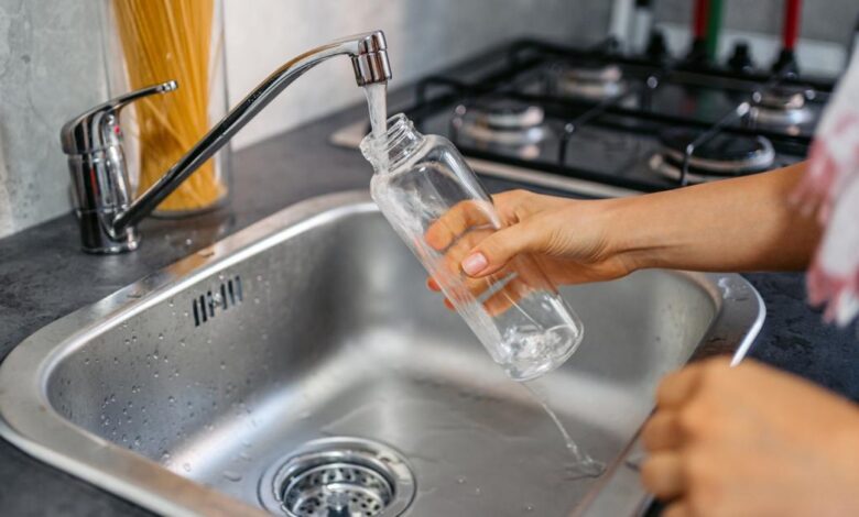 6 مخاطر قد تهدد صحتك.. هل تعيد استخدام الزجاجات البلاستيكية؟ 1 GettyImages 1447911064